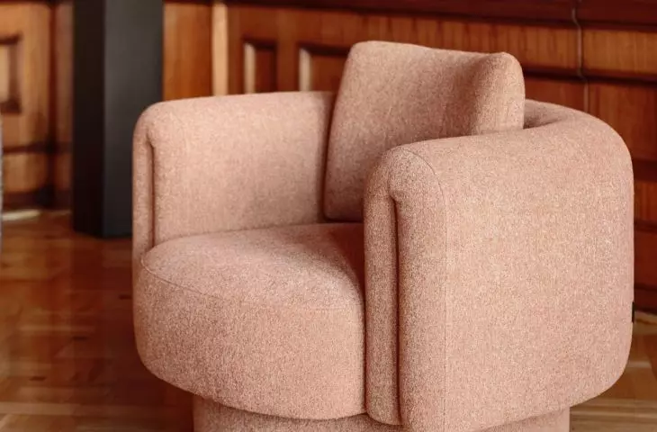 The color scheme of the upholstery refers to the colors of the south of Spain