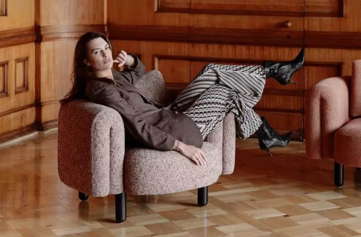 The distinctive line of armrests and cushions brings to mind the details of Ricardo Bofill's buildings