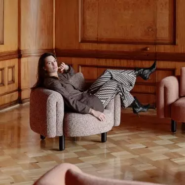 The distinctive line of armrests and cushions brings to mind the details of Ricardo Bofill's buildings