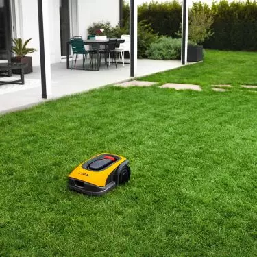 Robot koszący w trakcie pracy