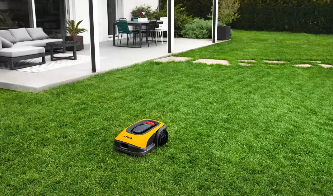 Robot koszący w trakcie pracy