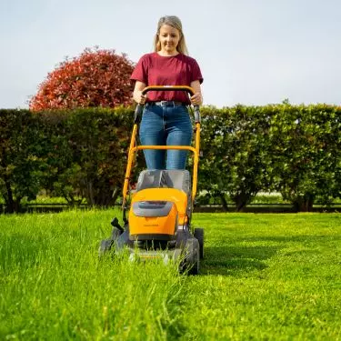 Kosiarki spalinowe są napędzane silnikami benzynowymi, co czyni je idealnymi do dużych ogrodów
