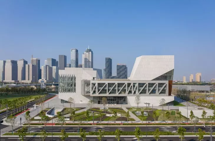 Szkoła im. Juilliard w Tianjinie  — południowy plac oferuje przestrzeń dla wydarzeń i występów