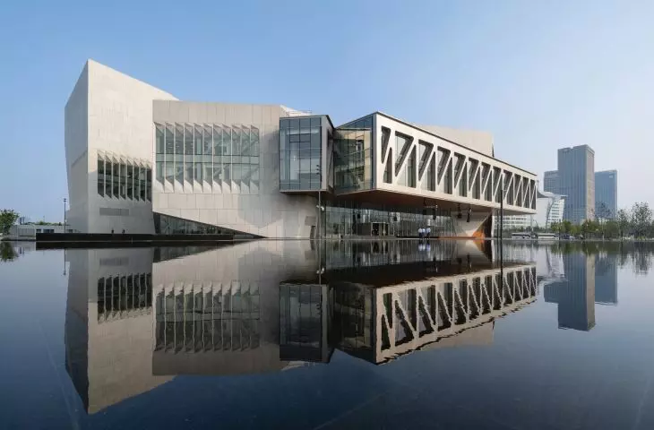 Juilliard School in Tianjin - the body of the building consists of four pavilions with a geometric form, which were connected by five bridges