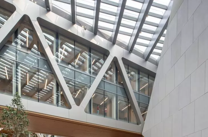 Szkoła im. Juilliard w Tianjinie  — w holu zastosowano te same materiały, co na elewacjach, co podkreśla spójność projektu