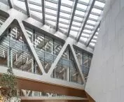 Szkoła im. Juilliard w Tianjinie  — w holu zastosowano te same materiały, co na elewacjach, co podkreśla spójność projektu