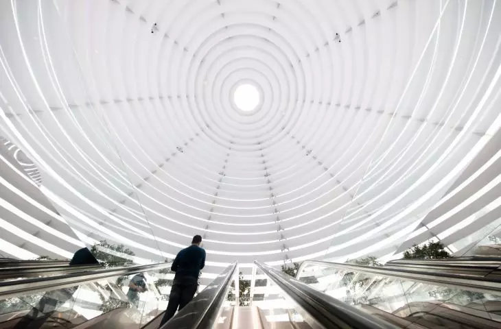 Sklep Apple na nabrzeżu Marina Bay w Singapurze — na szczycie kopuły znajduje się w pełni przeszklony otwór przypominający oculus