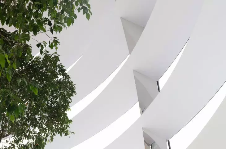 Sklep Apple na nabrzeżu Marina Bay w Singapurze — szklane elementy pełnią funkcję ochrony przed intensywnym nasłonecznieniem