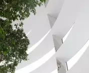 Sklep Apple na nabrzeżu Marina Bay w Singapurze — szklane elementy pełnią funkcję ochrony przed intensywnym nasłonecznieniem
