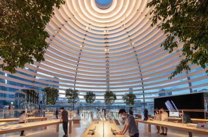 Sklep Apple na nabrzeżu Marina Bay w Singapurze