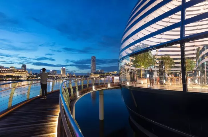 Sklep Apple na nabrzeżu Marina Bay w Singapurze — do wnętrza obiektu prowadzi rampa