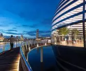 Sklep Apple na nabrzeżu Marina Bay w Singapurze — do wnętrza obiektu prowadzi rampa