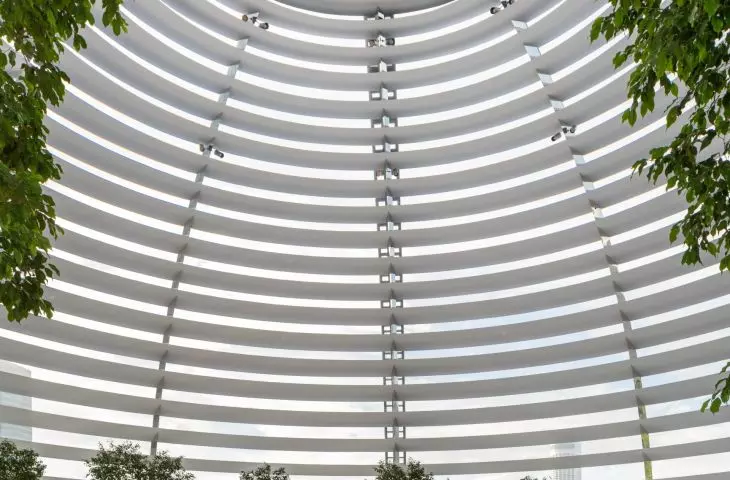 The structure of the Apple store in Singapore is made up of 112 finely crafted glass elements that are set on ten metal supports