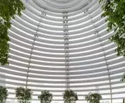 The structure of the Apple store in Singapore is made up of 112 finely crafted glass elements that are set on ten metal supports