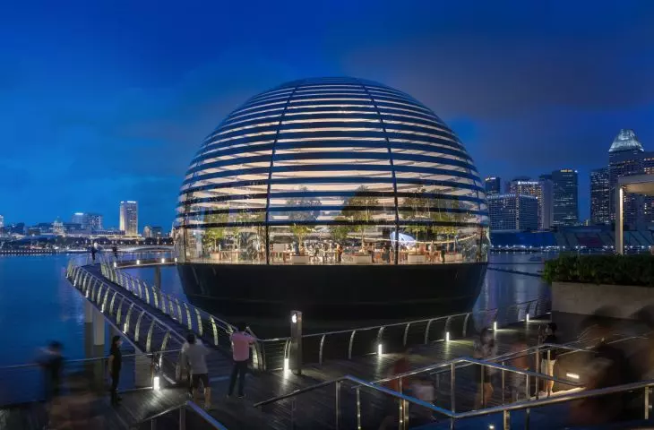 The Apple store on Singapore's Marina Bay waterfront lives in symbiosis with its surroundings.