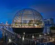 The Apple store on Singapore's Marina Bay waterfront lives in symbiosis with its surroundings.
