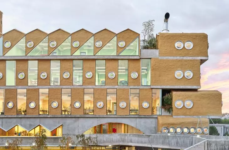 Reggio School in Madrid - the use of skylights and vertical glazing gives the facade a rhythmic layout