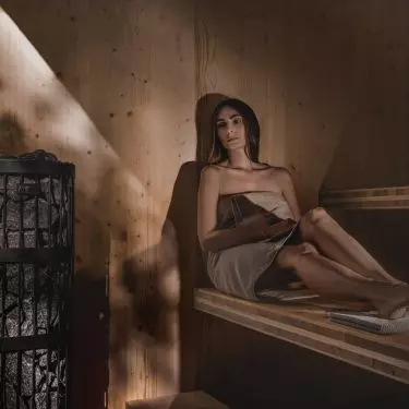 Using the sauna promotes blood circulation, cleanses the skin of toxins and speeds up muscle recovery after exercise