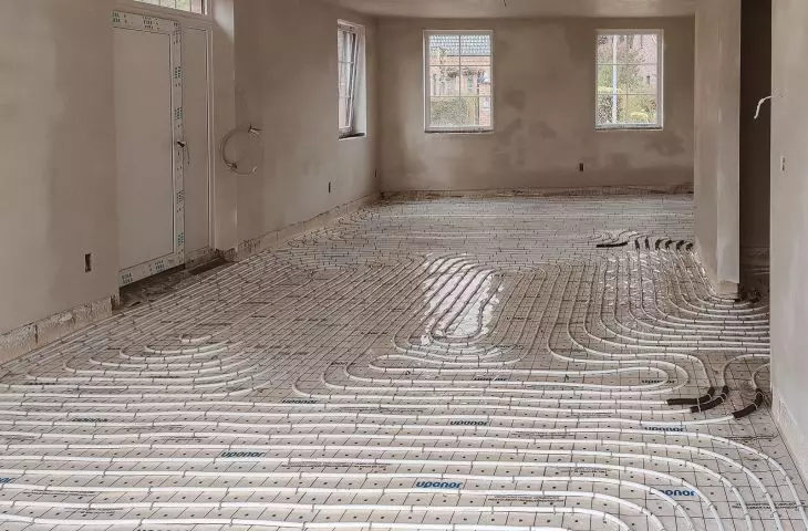 View of the floor with heating pipes