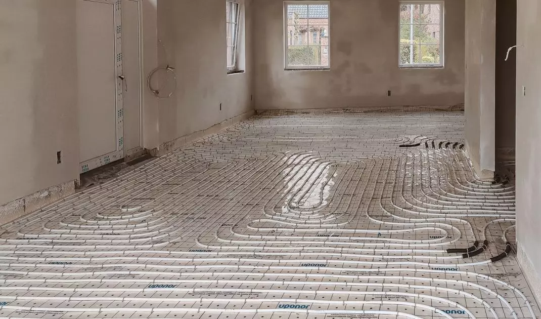 View of the floor with heating pipes