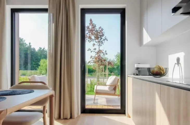 Ogrzewanie podłogowe pod drewnianą podłogą to rozwiązanie, które łączy wygodę z elegancją
