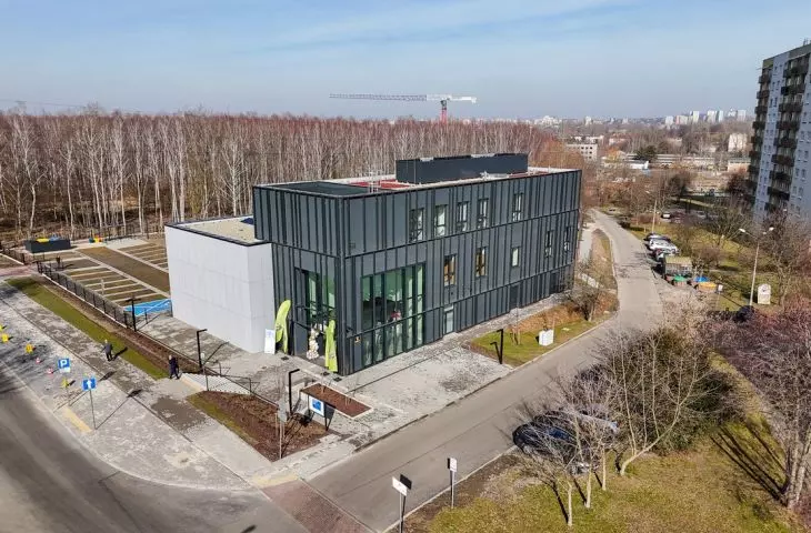 Front budynku wraz z otoczeniem