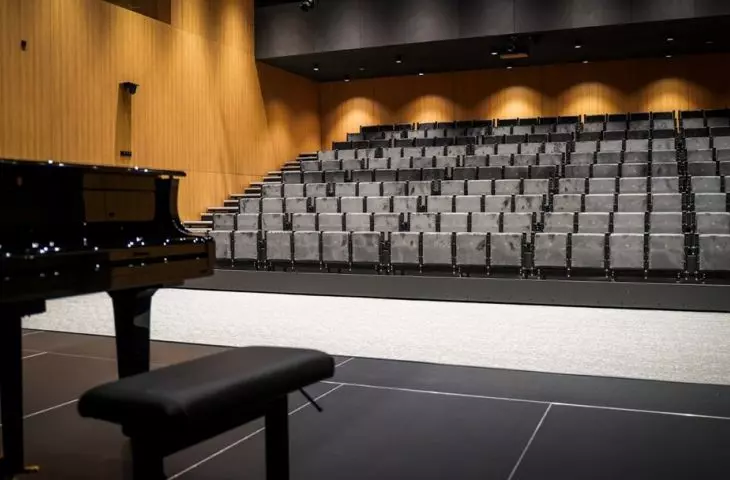 Sala główna ze sceną i widownią