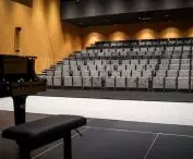 Sala główna ze sceną i widownią