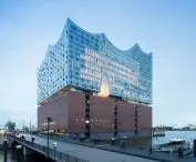 Elbphilharmonie w Hamburgu, Niemcy  — widok na budowlę