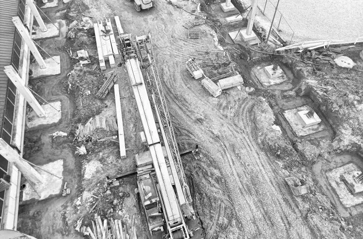 montaż słupów prefabrykowanych