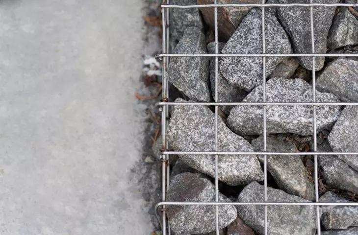 Gabiony najczęściej wypełniane są kamieniami naturalnymi np. granitem, bazaltem lub piaskowcem