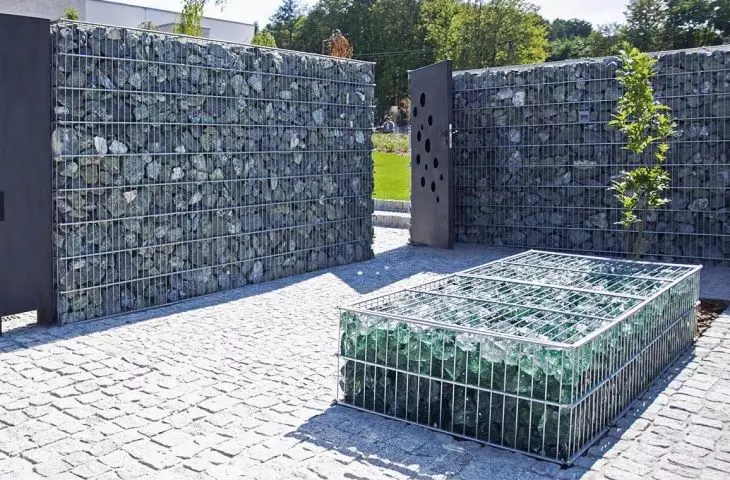 W gabionach można zastosować różne materiały m.in. szkło