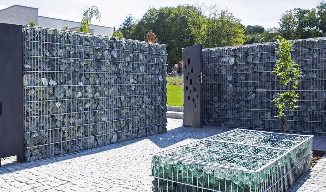 W gabionach można zastosować różne materiały m.in. szkło