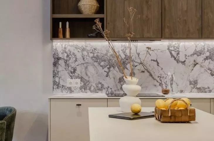 Lamps with linen lampshades give space a natural feel