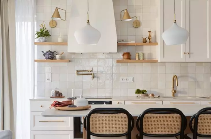 The island, equipped with seven capacious drawers, provides excellent organization of the kitchen