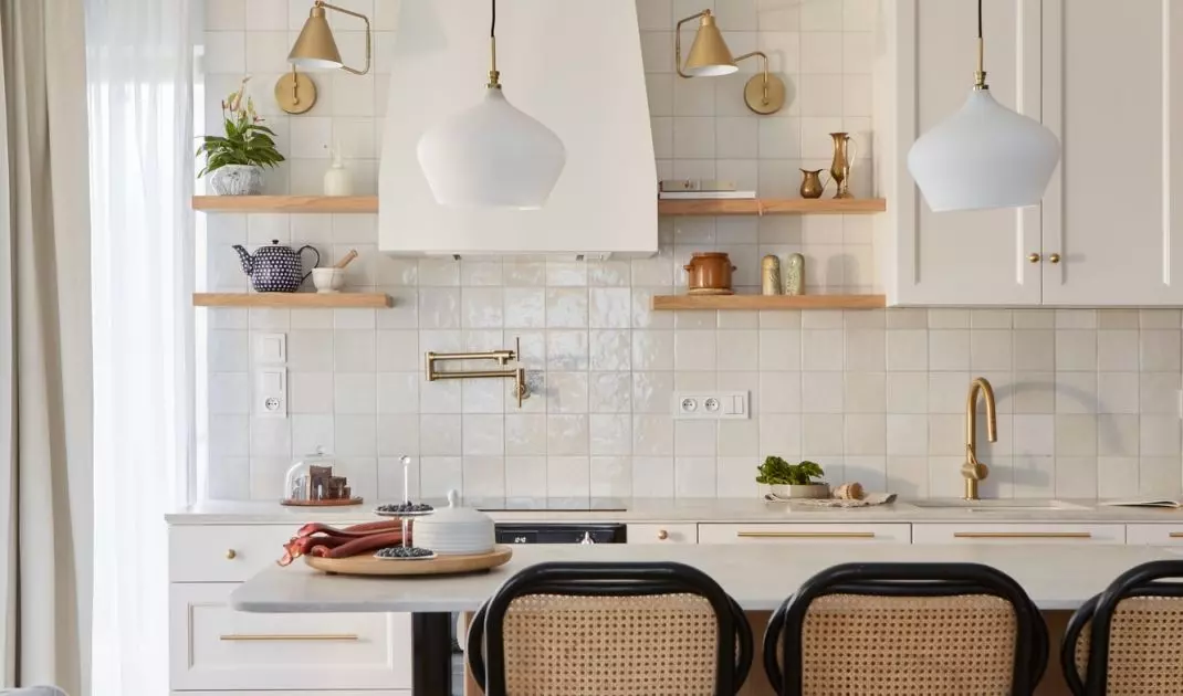 The island, equipped with seven capacious drawers, provides excellent organization of the kitchen