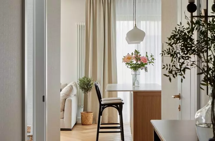 The style of the apartment draws inspiration from the American modern farmhouse