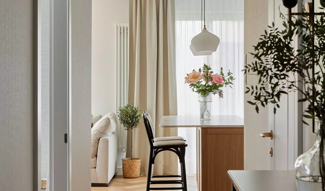 The style of the apartment draws inspiration from the American modern farmhouse