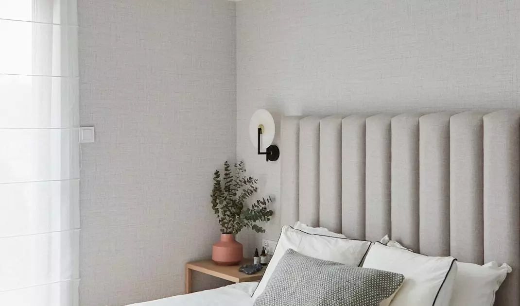 With bedroom wallpaper on the ceiling, you can feel like you're under the open sky