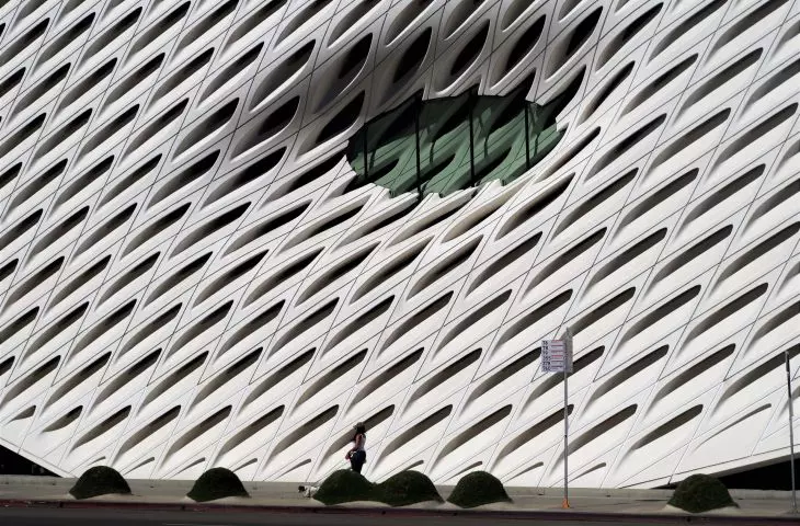 Zbliżenie na elewację muzeum The Broad w Los Angeles 