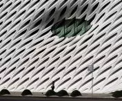 Zbliżenie na elewację muzeum The Broad w Los Angeles 