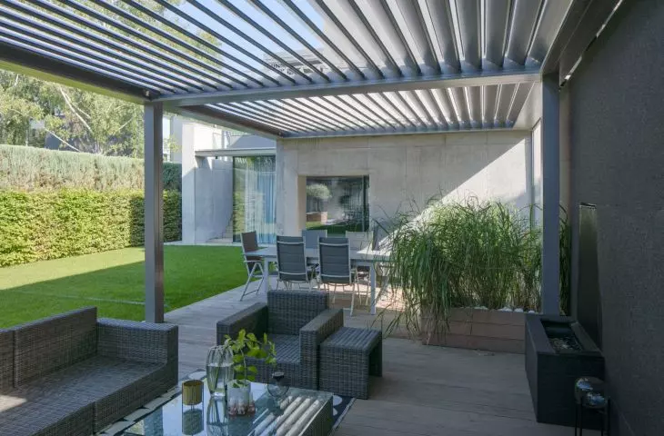 Garden furniture and accessories match the style of the house and its surroundings