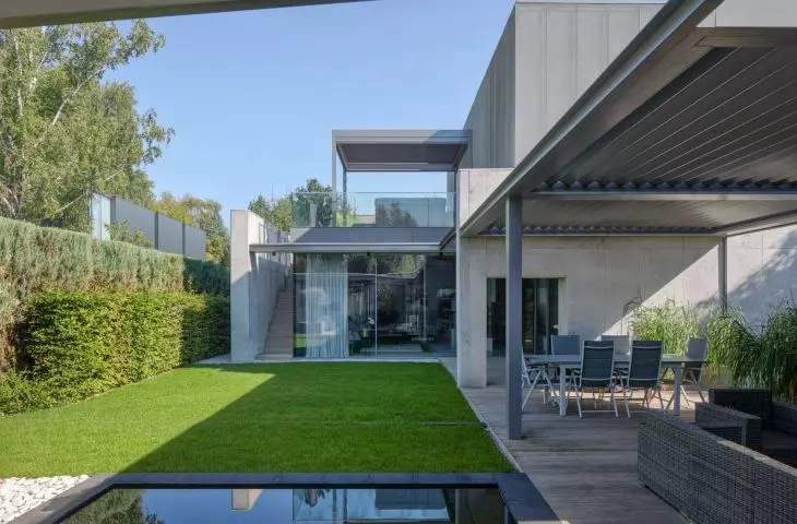 The simple and geometric body of the building and the materials used give it a modern character 