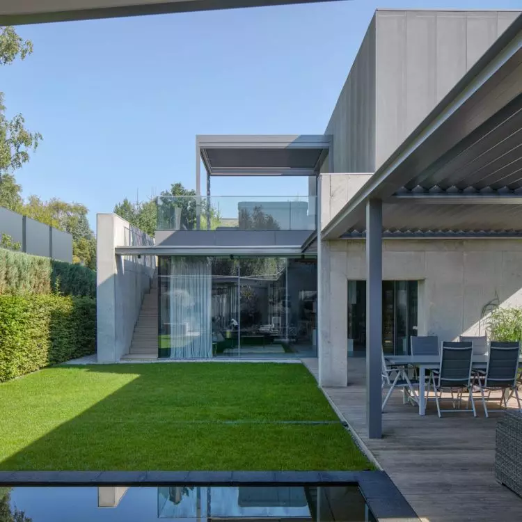 The simple and geometric body of the building and the materials used give it a modern character 