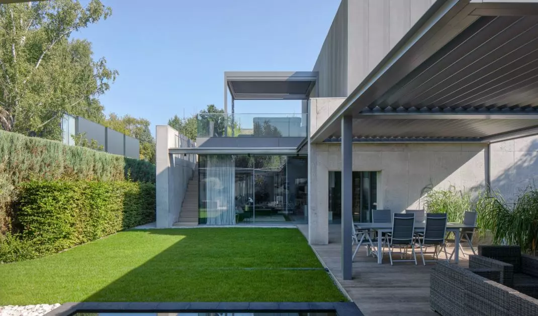 The simple and geometric body of the building and the materials used give it a modern character 