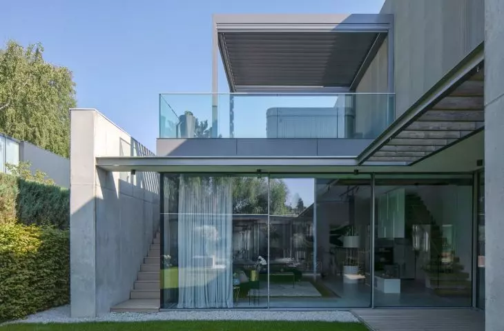Thanks to large glazing, the interior seamlessly blends with the outside zone