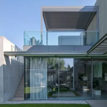 Thanks to large glazing, the interior seamlessly blends with the outside zone