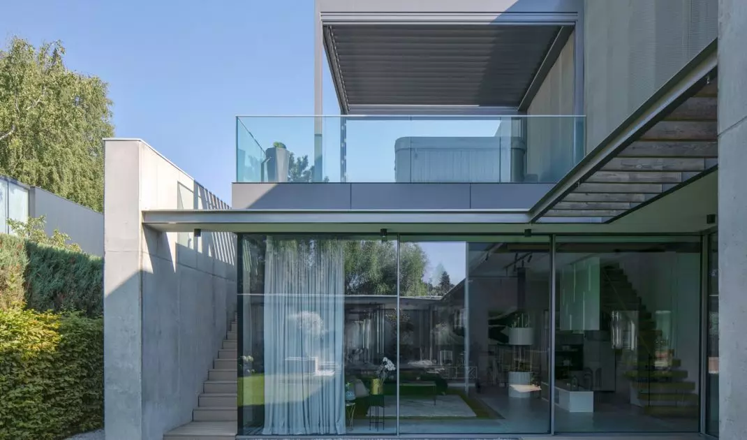 Thanks to large glazing, the interior seamlessly blends with the outside zone