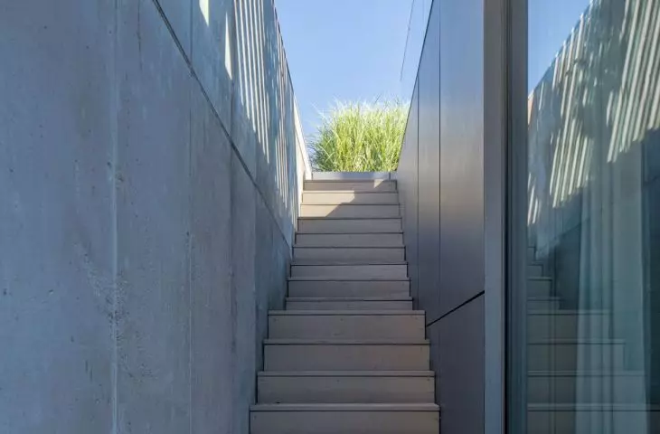 The combination of wood with glass and concrete fits perfectly with the modern, minimalist character of the building