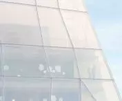Centrum konferencyjne w Plasencii  —  zbliżenie na półprzezroczystą powłokę centrum 